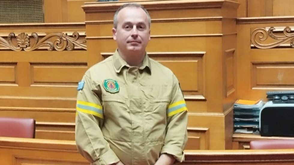 Ο Νίκος Στραβοδήμος, μέλος του Δ.Σ. και υπεύθυνος δημοσίων σχέσων του Πανελλήνιου Σωματείου Συμβασιούχων Πυροσβεστών (ΠΑΣΣΥΠ)